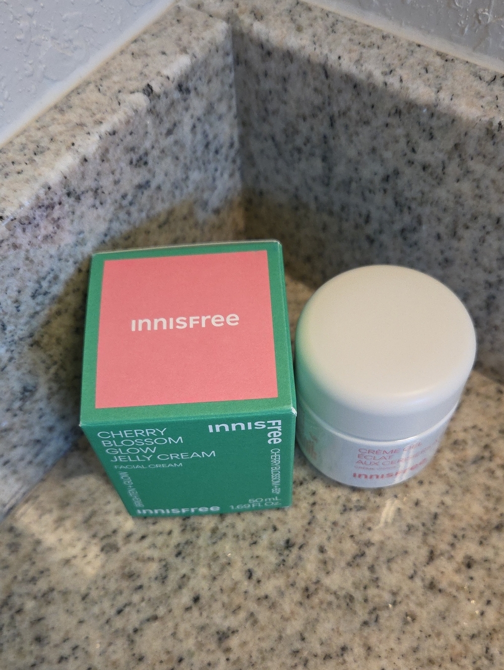 Innisfree Cherry Blossom Glow Jelly Cream - Picture 3 of 6